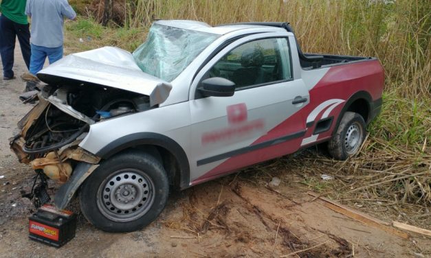 Acidente envolvendo carreta e caminhonete deixa mulher gravemente ferida na MG-146, em Itapecerica