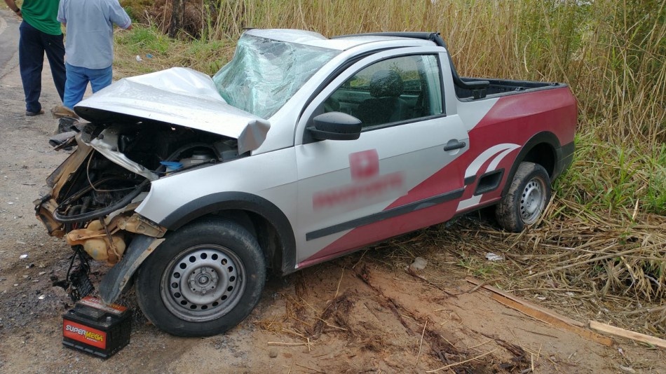 Acidente envolvendo carreta e caminhonete deixa mulher gravemente ferida na MG-146, em Itapecerica