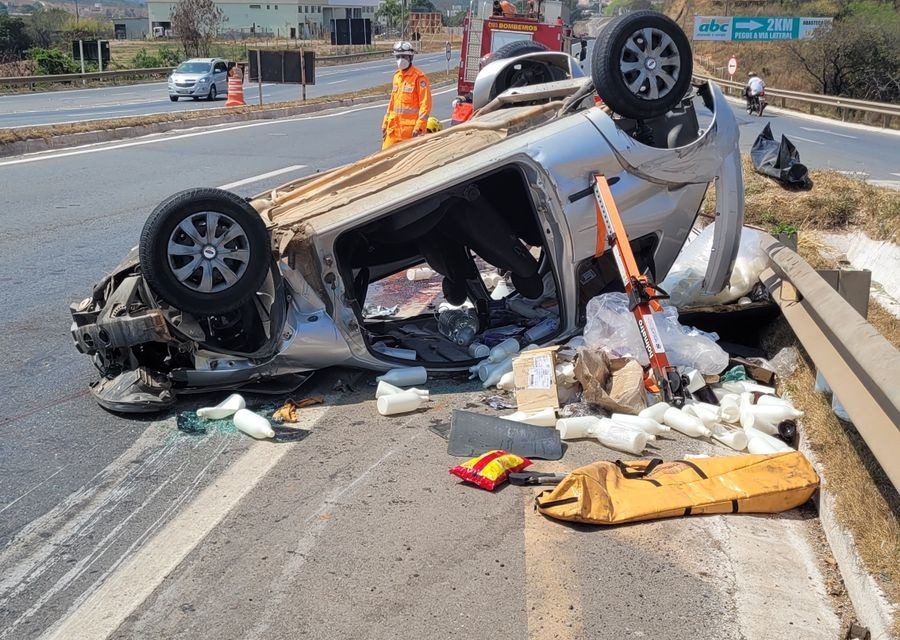 Motorista morre após carro capotar na MG-050 em Divinópolis