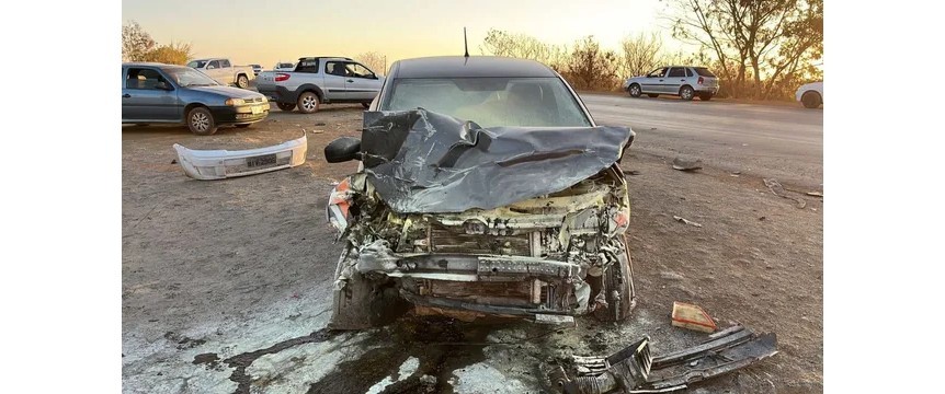 Acidente entre três carros deixa mulher morta na BR-354, em São Gotardo
