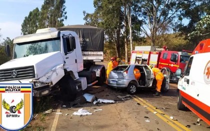 Mulher e duas crianças ficam gravemente feridas após acidente entre carro e carreta no Sul de MG