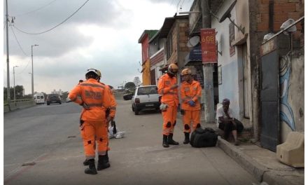 Jovem surta, agride pessoas e ameaça incendiar casas em BH