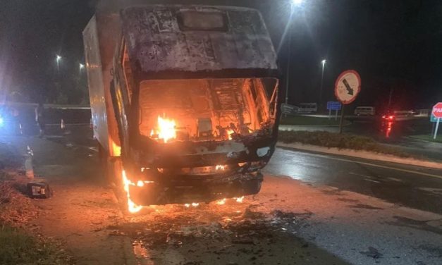 Cabine fica destruída após caminhão pegar fogo na BR-146, em MG