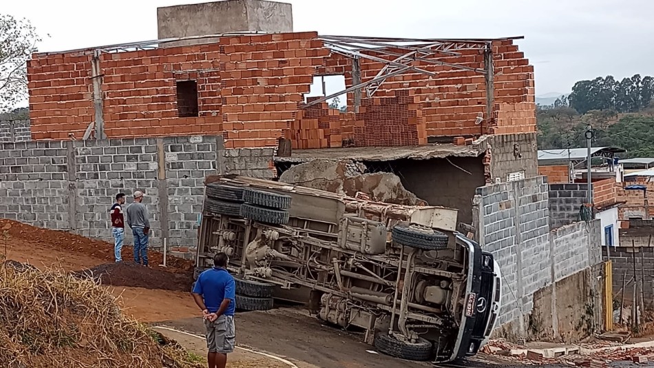 Caminhão invade casa no bairro Cidade Nova