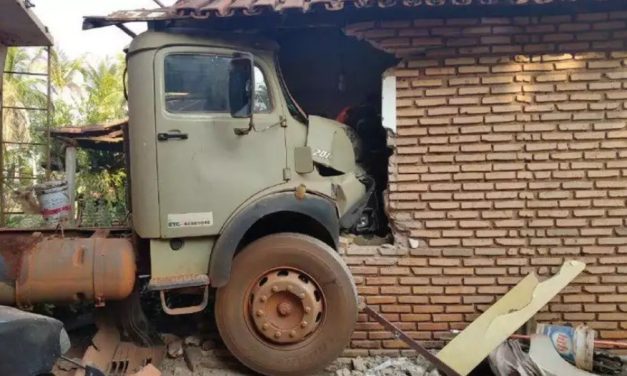Idosos ficam feridos após caminhão invadir casa no interior de Minas