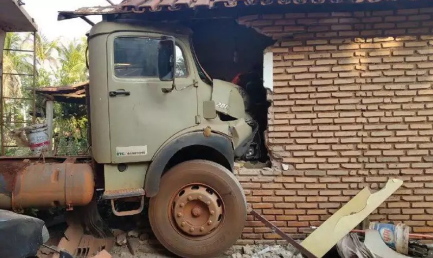Idosos ficam feridos após caminhão invadir casa no interior de Minas