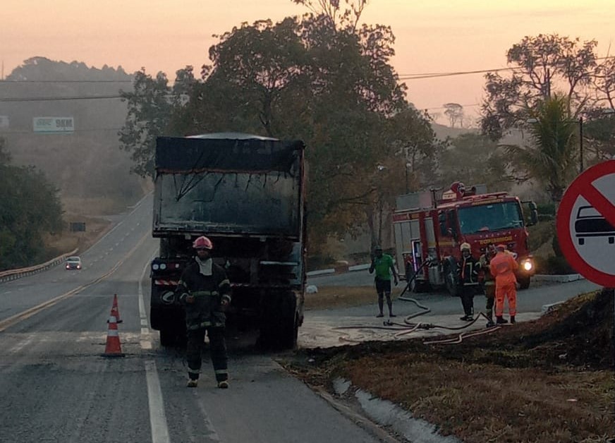 Bombeiros combatem incêndio em caminhão Bitrem na MG-050