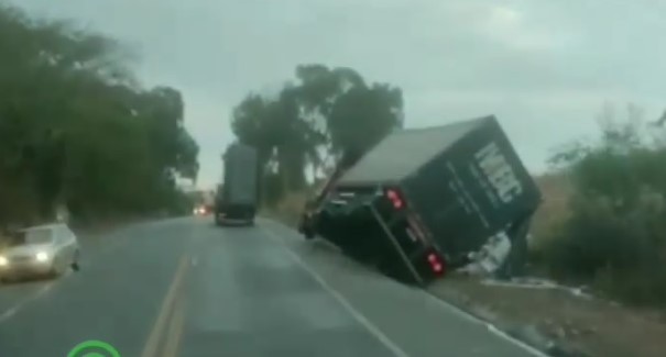 Caminhão sai da pista para evitar colisão frontal na BR-262