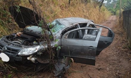 Samu e bombeiros socorrem mulher após carro capotar em Oliveira