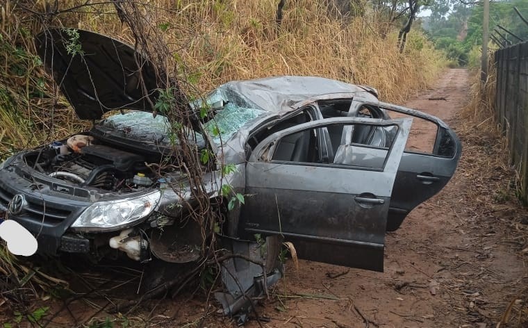 Samu e bombeiros socorrem mulher após carro capotar em Oliveira