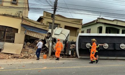 Carreta carregada com etanol invade residências após motorista perder controle da direção em MG