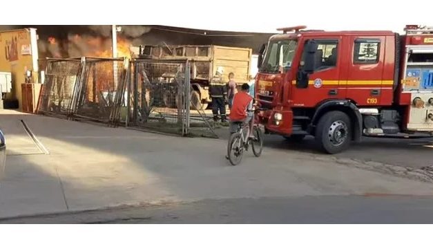 Carreta pega fogo perto de posto de combustíveis em Itaúna