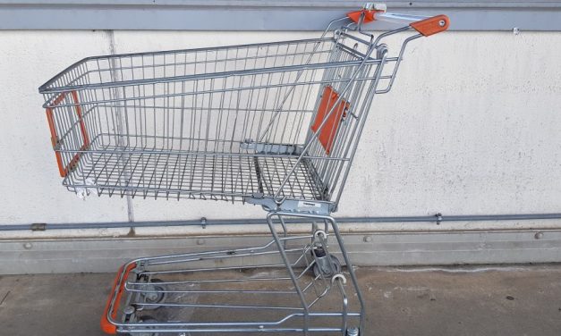 Homem em situação de rua é encontrado morto em carrinho de supermercado em MG