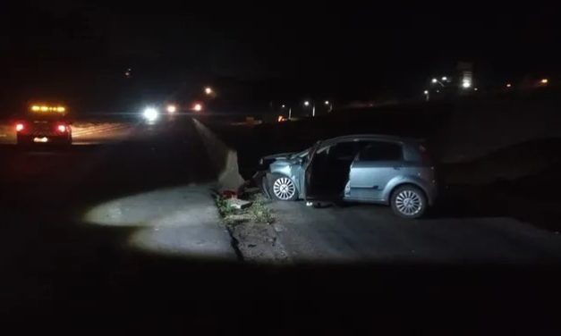 Carro bate em mureta na MG-050 e jovens ficam feridos em Divinópolis