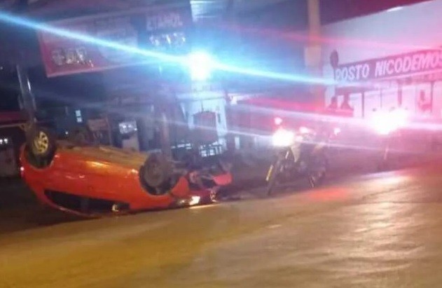 Dois ficam feridos após carro capotar em Divinópolis