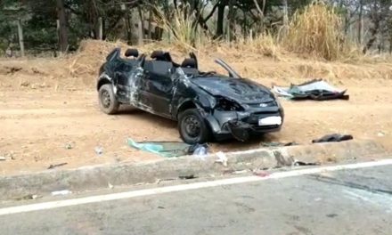 Jovem é socorrida em estado grave após carro capotar entre Carmo do Cajuru e São José dos Salgados