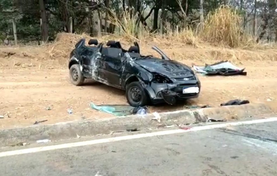 Jovem é socorrida em estado grave após carro capotar entre Carmo do Cajuru e São José dos Salgados