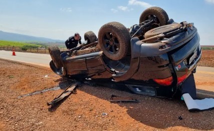 Mulher fica ferida após carro bater em barranco e capotar no Sul de Minas