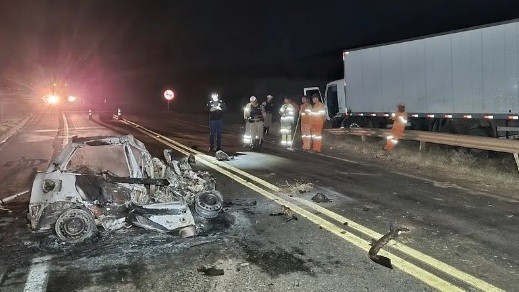 Motorista morre após carro bater de frente com caminhão e pegar fogo na MG-050
