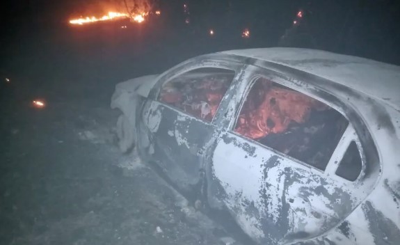 Carro usado durante assalto a posto de combustíveis é encontrado incendiado em MG