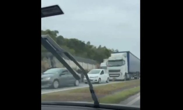 Batida entre cinco caminhões provoca 15 km de congestionamento na BR-381