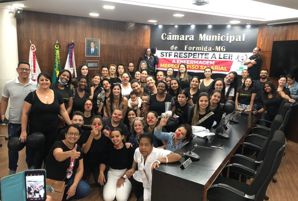Trabalhadores participam de manifestação em prol do piso salarial para enfermeiros