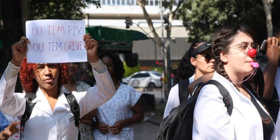 Profissionais da enfermagem protestam contra suspensão do piso salarial na região hospitalar de BH