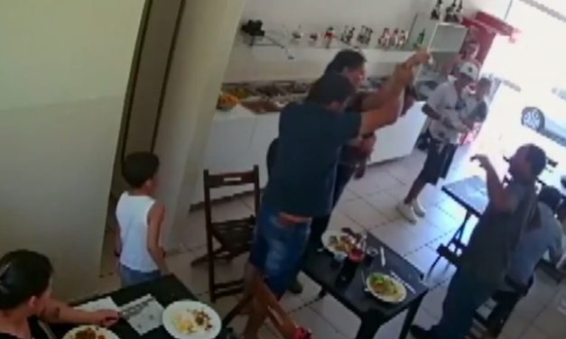 Câmera de segurança flagra momento em que homem engasga com comida e é salvo por dona de restaurante em MG