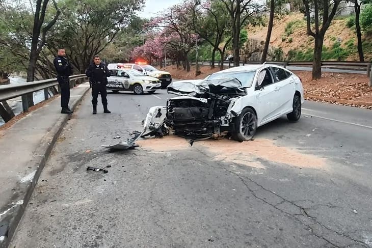 Motorista cochila, carro bate em poste, arranca sinal e capota em BH