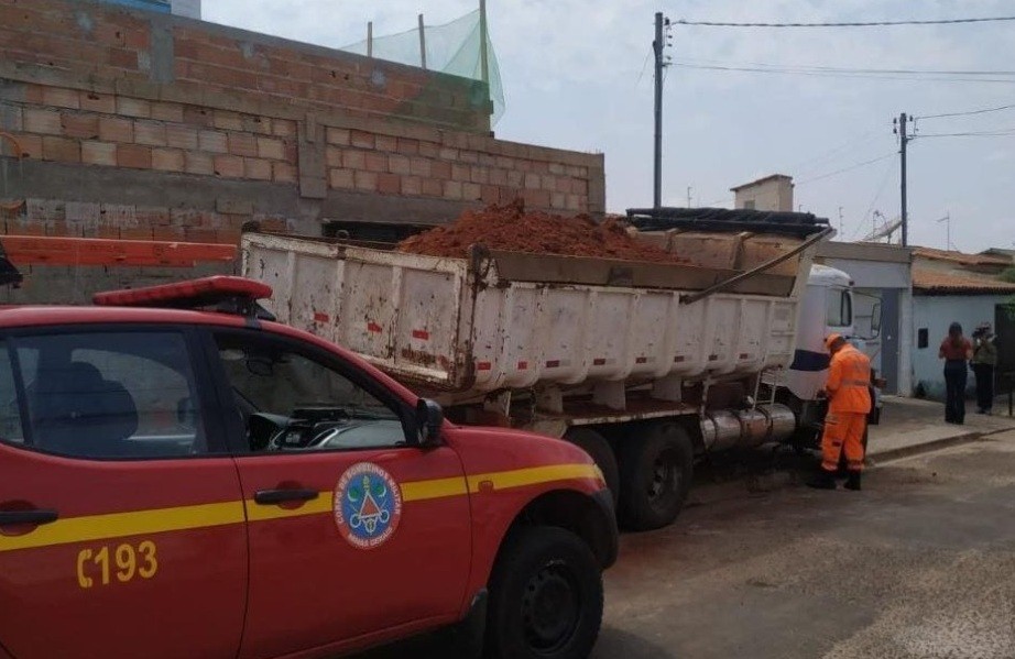 Idoso morre esmagado por caminhão ao tentar consertar o veículo