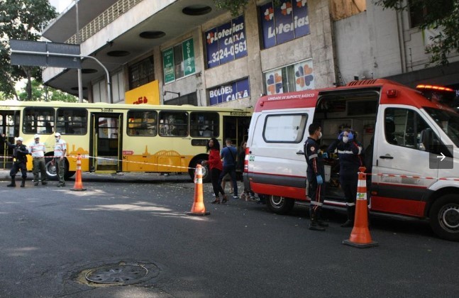 Ônibus bate em lotérica no Centro de BH e deixa pelo menos 11 feridos