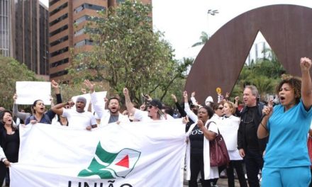 Trabalhadores da enfermagem fazem ato em BH contra suspensão do piso salarial da categoria