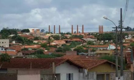 Bebê e 3 crianças são resgatadas trancadas em casa, sem comida e higiene