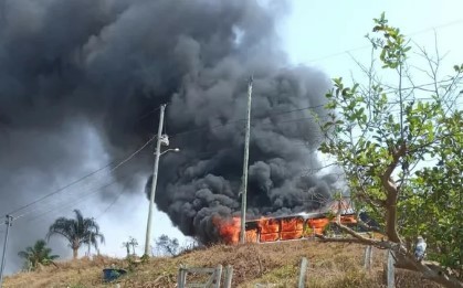 Ônibus escolar com 8 crianças pega fogo no Sul de Minas