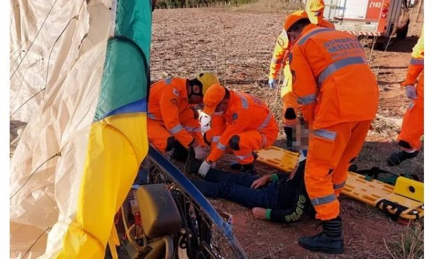 Piloto de paramotor fica gravemente ferido após bater em fio de alta tensão e cair durante voo em MG