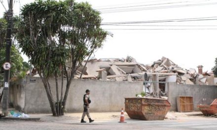 Família não estava autorizada a morar no prédio que desabou na região Norte da capital