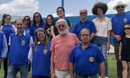 Governador distrital do Rotary Club participa de plantio de mudas de árvores no Patronato