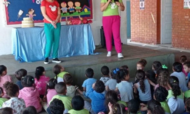 Alunos do Pio XII participam da ‘Hora do Conto’