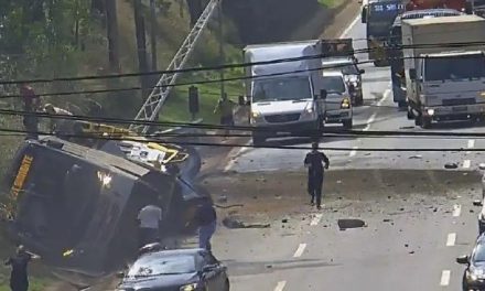 Acidente entre ônibus e caminhão deixa ao menos onze feridos no Anel Rodoviário