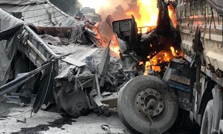 Trânsito é liberado na BR-354 após remoção de carreta e caminhão que bateram de frente em Candeias