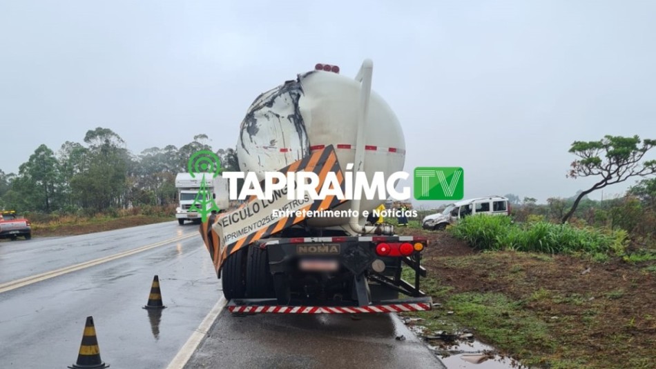 Acidente com carreta carregada de etanol interdita BR-262 em Campos Altos