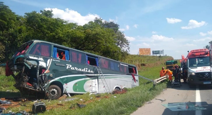 Acidente entre carro e ônibus na Fernão Dias deixa uma vítima fatal e quatro feridas