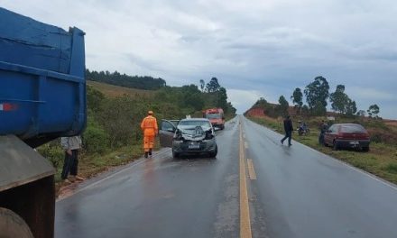 Carro bate na traseira de caminhão e três ficam feridos na BR-494, em Oliveira