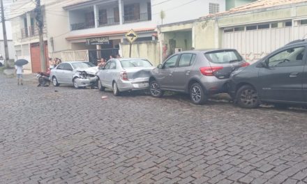 Acidente envolvendo cinco veículos é registrado no bairro Sagrado Coração, em Formiga