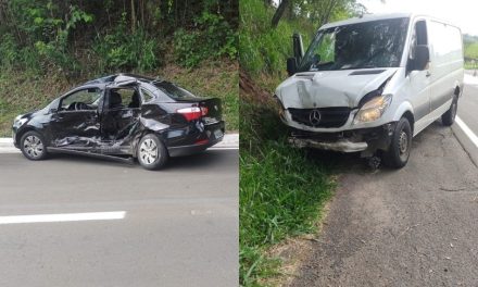 Motorista de 74 anos morre após carro em que ele estava ser atingido por van na MG-050, no trevo para Pratápolis