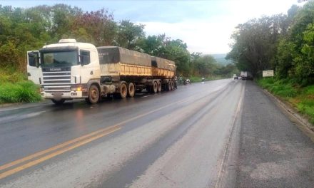 Colisão entre motocicleta, caminhão e carreta é registrada na BR-354