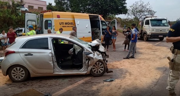 Batida frontal entre HB20 e Mitsubishi deixa feridos e interdita rodovia em MG