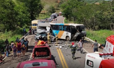 Caminhão com mármore bate em ônibus, mata motorista e deixa 24 feridos