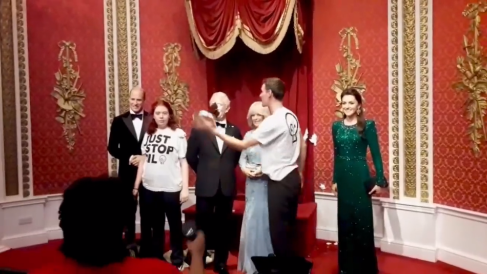 Ativistas jogam torta em estátua de cera do rei Charles III em museu
