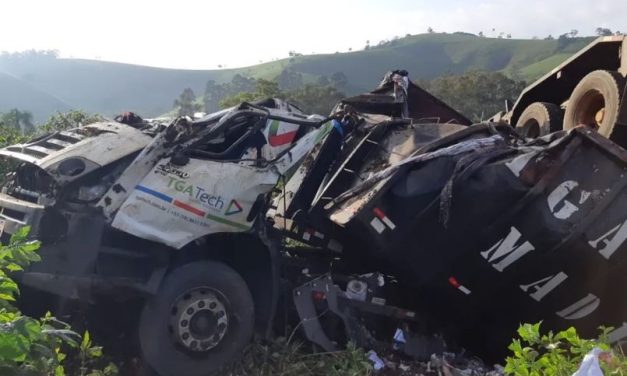 Caminhão com materiais recicláveis capota e motorista fica gravemente ferido na BR-459